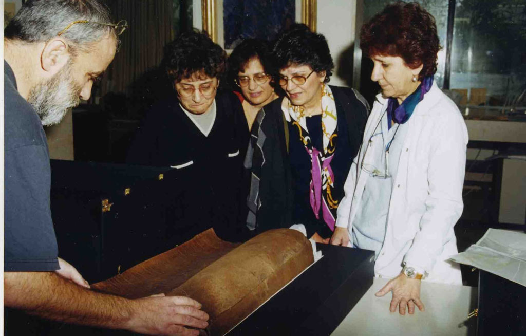 Donation of the Torah scroll by the Benatar family 2